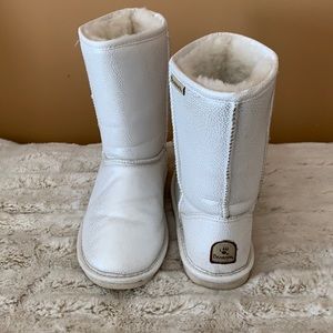 Bearpaw 🤩Rare White/Silver boot size 8